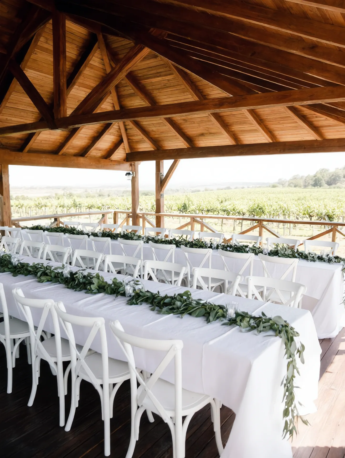 Crossback Stuhl weiß mieten – Outdoor-Hochzeit Niederösterreich